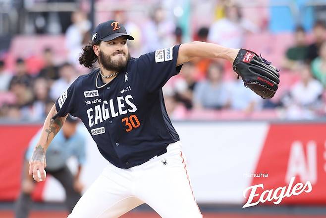'ERA 0.36' 폰세, KBO 외인 투수 최초 '한 시즌 월간 MVP 2회' 역사 쓸까? 7월 MVP 두고 고영표·김원중·구자욱·안현민 등과 경쟁