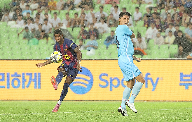 서울 이어 대구도 대파! 바르셀로나, 메시 잇는 축구의 신 야말 앞세워 환상의 축구 쇼 마쳤다···‘바르사, 대구에 5-0 대승’ [MK현장]