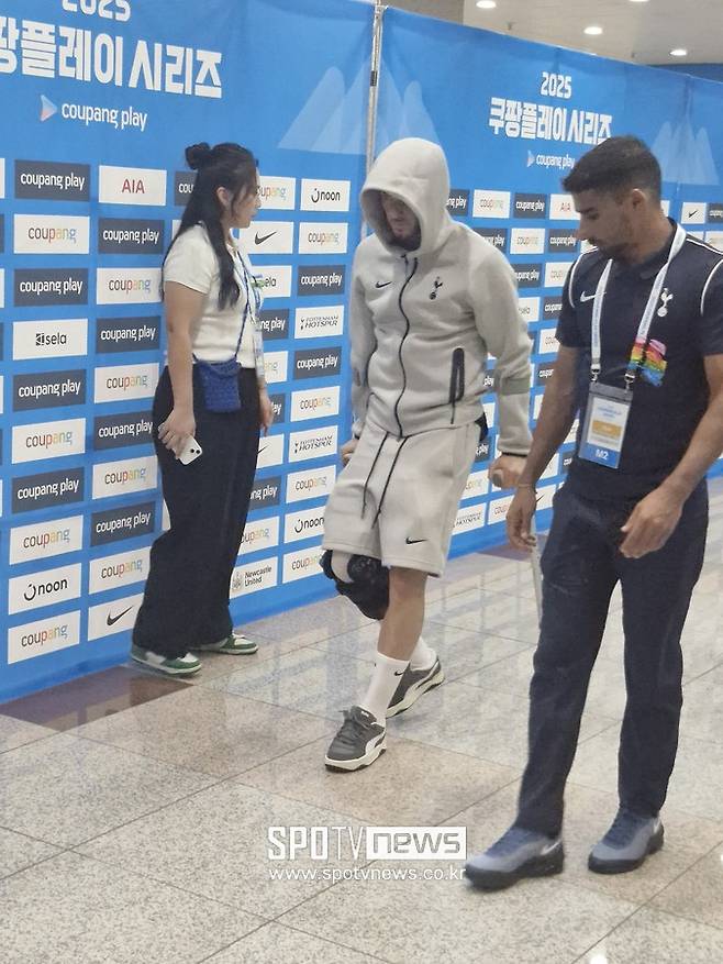 떠들썩하던 믹스트존 취재진, 잠시 일동 '숙연'...토트넘, 쏘니와 헤어지자마자 '초비상' 걸렸다→무슨 일이
