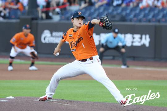 예상 깨진 선발진…한화 문동주 출격, 심우준 결장, 폰세는 관리 모드