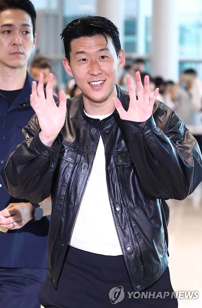 손흥민, 시원하게 웃으며 200명 사인해주고 LA로 출국