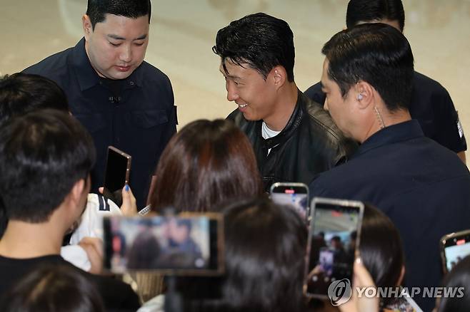 손흥민, 시원하게 웃으며 200명 사인해주고 LA로 출국