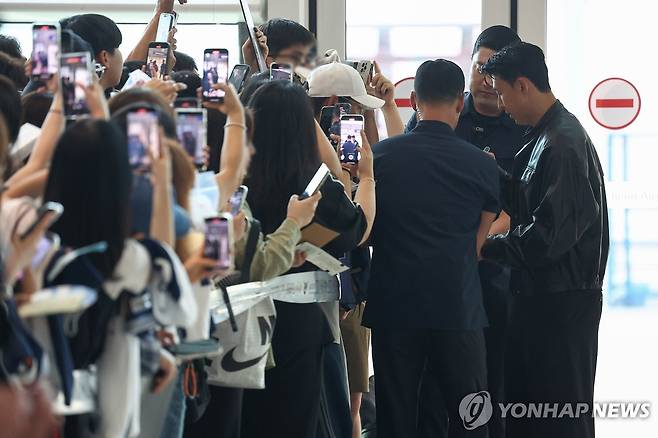 손흥민, 시원하게 웃으며 200명 사인해주고 LA로 출국