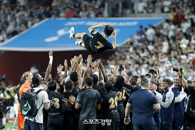 韓 축구 넘어 전 세계 ‘단, 6명!’ 손흥민 英매체 선정 ‘모두가 사랑하는 선수’···“누구도 그들을 미워하지 않는다”