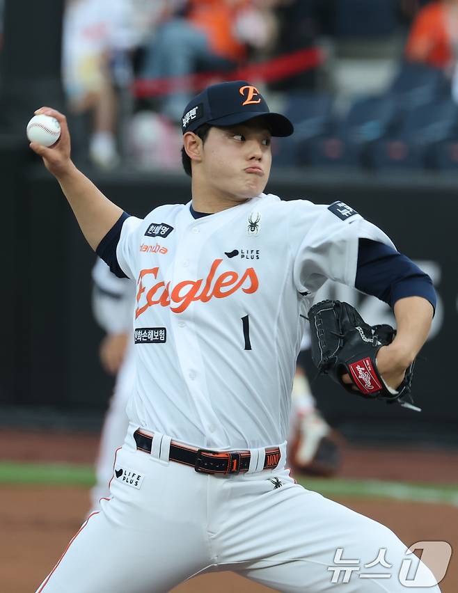 한화 문동주, '161㎞' 강속구 앞세워 KT 봉쇄…7이닝 10K 무실점