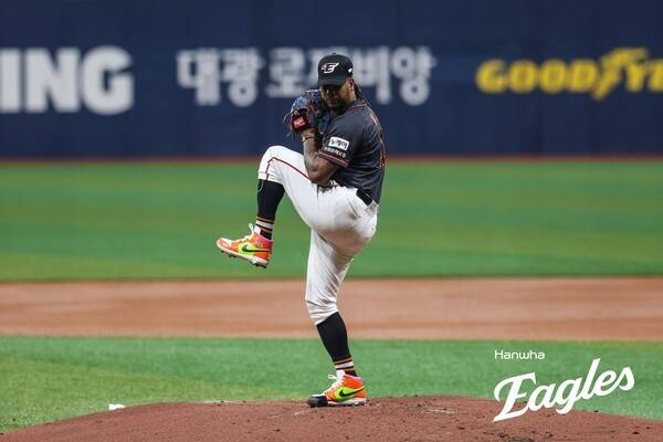 '문동주 멘토' 한국 와도 되겠는데? 前 한화 페냐, 대만서 '레이저 치료' 받더니 'ERA 1.57' 호투…'이닝이터' 원하면 매력적
