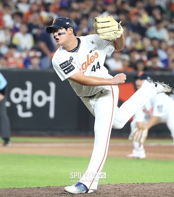 '얼마나 미안했으면' 싹쓸이 맞은 김서현…문동주 위로에도 고개 못 들었다