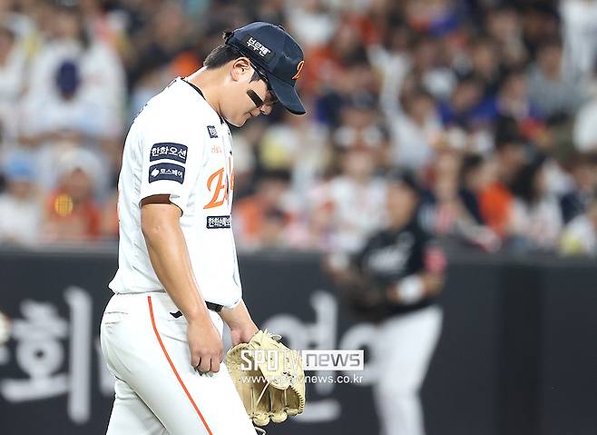 '얼마나 미안했으면' 싹쓸이 맞은 김서현…문동주 위로에도 고개 못 들었다