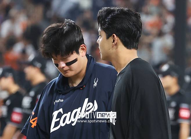 '얼마나 미안했으면' 싹쓸이 맞은 김서현…문동주 위로에도 고개 못 들었다
