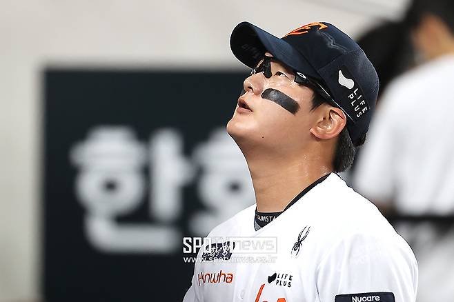 '얼마나 미안했으면' 싹쓸이 맞은 김서현…문동주 위로에도 고개 못 들었다