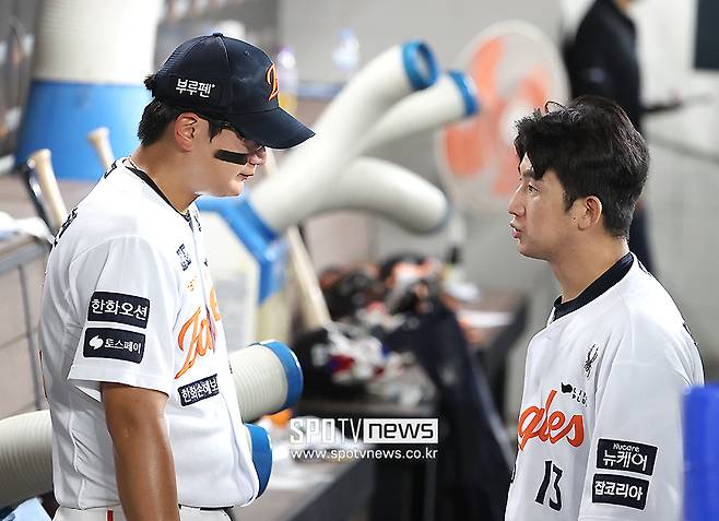 '얼마나 미안했으면' 싹쓸이 맞은 김서현…문동주 위로에도 고개 못 들었다