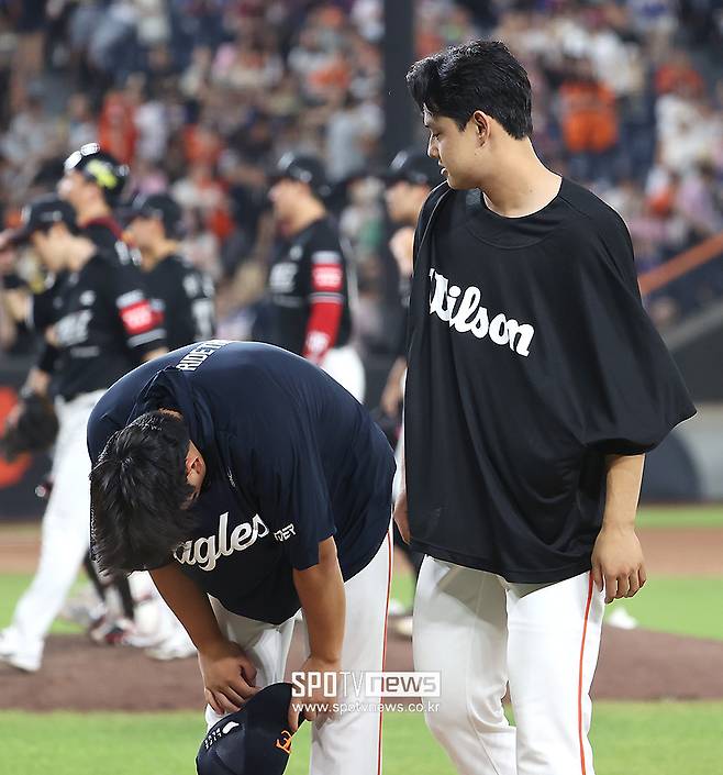 '얼마나 미안했으면' 싹쓸이 맞은 김서현…문동주 위로에도 고개 못 들었다