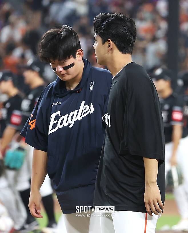 '얼마나 미안했으면' 싹쓸이 맞은 김서현…문동주 위로에도 고개 못 들었다