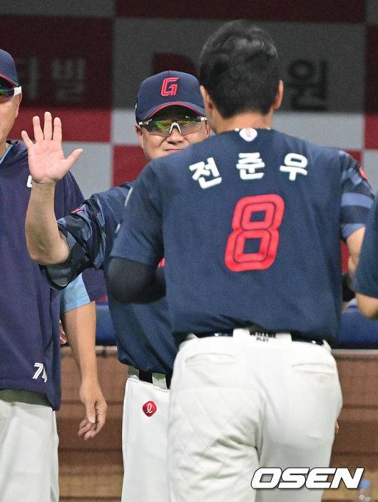 '명장'도 우려한 사태, '28타석 무안타' 소총도 안 터졌다...그런데 'Mr. 클러치' 캡틴까지 부상, 롯데 해결사 누가 맡나