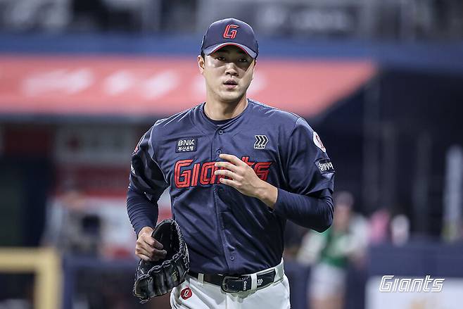 '김도영도 꼼짝 못했다' 롯데가 8년을 기다린 157km 히든카드…명장도