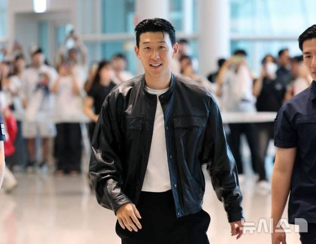 '한 시대가 끝났다' 레전드급 결별만 10명, 당당히 '센터' 자리한 손흥민