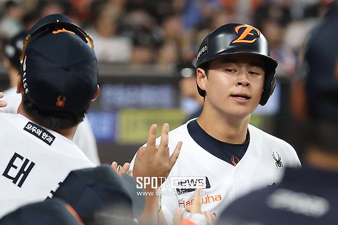 '(노)시환아 잘했다!' 이적생 손아섭…득점하자 달려가 뜨거운 포옹 '한 팀 된 순간'