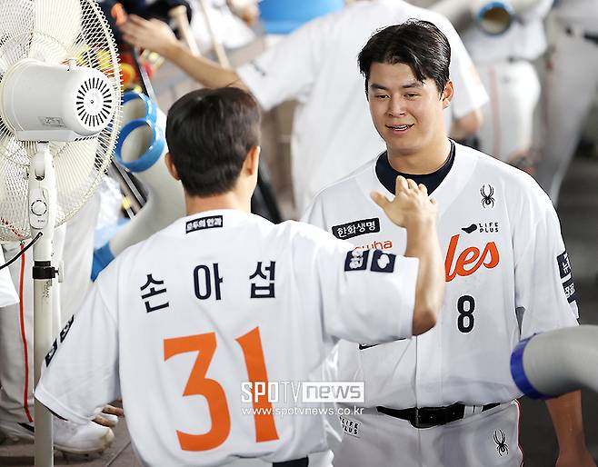 '(노)시환아 잘했다!' 이적생 손아섭…득점하자 달려가 뜨거운 포옹 '한 팀 된 순간'