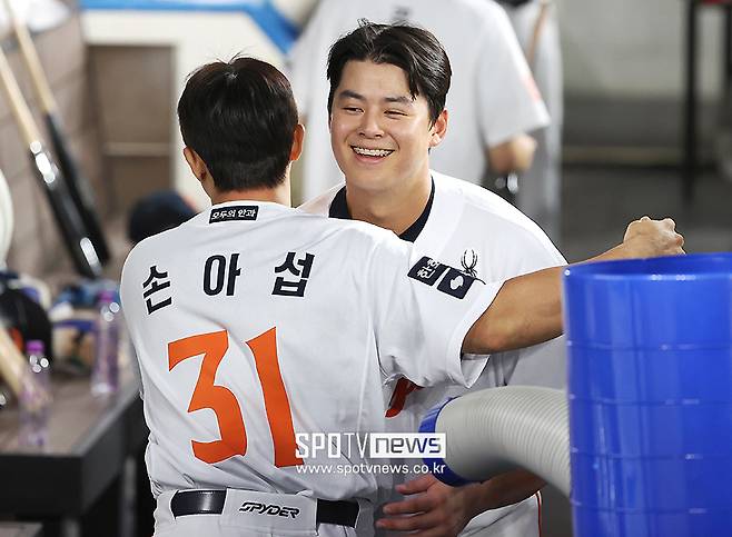 '(노)시환아 잘했다!' 이적생 손아섭…득점하자 달려가 뜨거운 포옹 '한 팀 된 순간'
