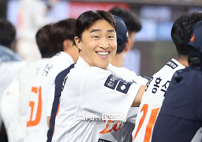 '(노)시환아 잘했다!' 이적생 손아섭…득점하자 달려가 뜨거운 포옹 '한 팀 된 순간'