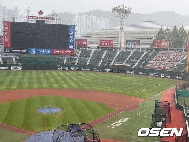 폭우 쏟아지는 사직, 롯데도 훈련하다 철수...경기 개시까지 괜찮을까 [오!쎈 부산]