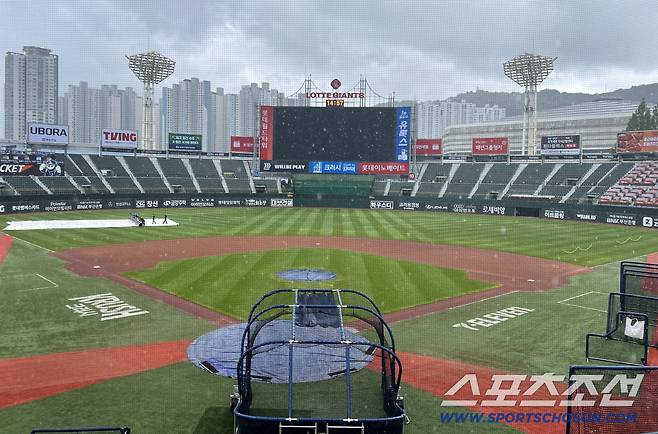 '갑자기 폭우' 롯데 훈련 철수…KIA 올러 복귀전 또 비에 막히나[부산 현장]