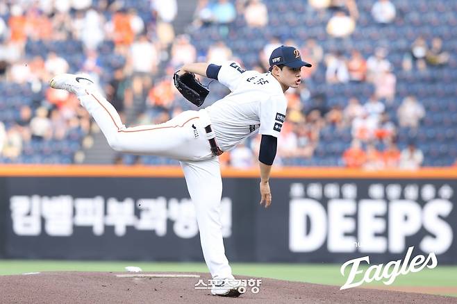 ‘이보다 완벽할 수는 없었다’ 김경문 감독이 안아준 문동주, ‘폰세 대신 문동주’ 감독의 선택에 응답하다