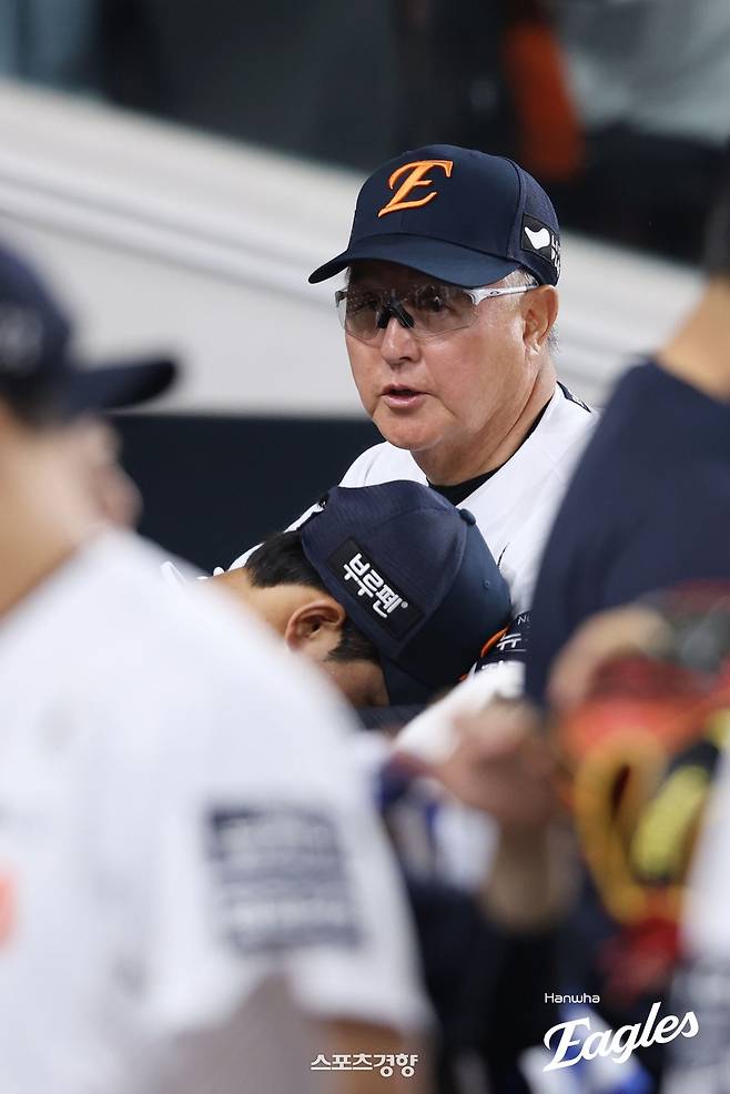 ‘이보다 완벽할 수는 없었다’ 김경문 감독이 안아준 문동주, ‘폰세 대신 문동주’ 감독의 선택에 응답하다