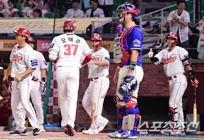 '스리런 한방이 솔로 3방보다 낫네.' 오태곤 대타 역전 3점포 SSG, 홈런 3개 삼성에 5대4 역전승. 4위 눈앞[인천 리뷰]