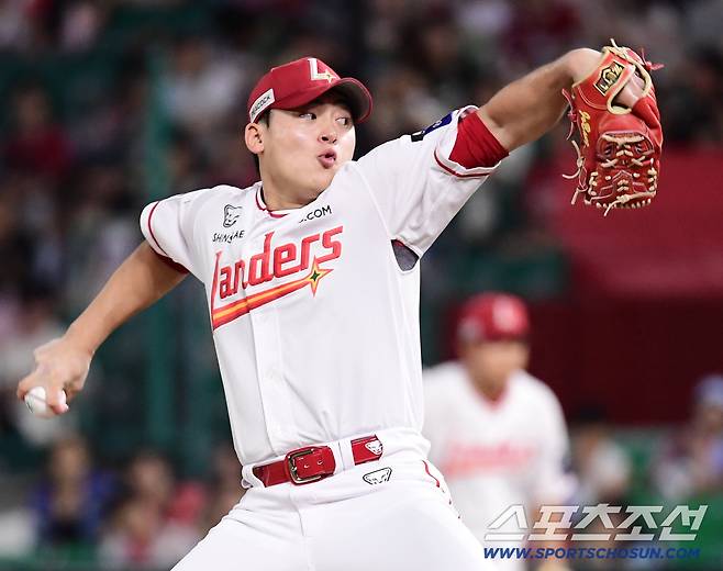 '스리런 한방이 솔로 3방보다 낫네.' 오태곤 대타 역전 3점포 SSG, 홈런 3개 삼성에 5대4 역전승. 4위 눈앞[인천 리뷰]