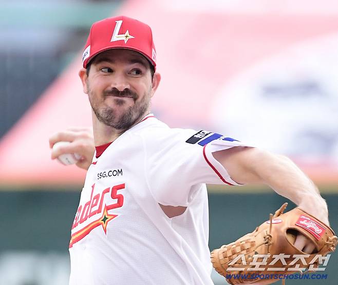 '대타 역전 스리런포로 KIA 밀어내고 단독 4위' 이숭용 감독
