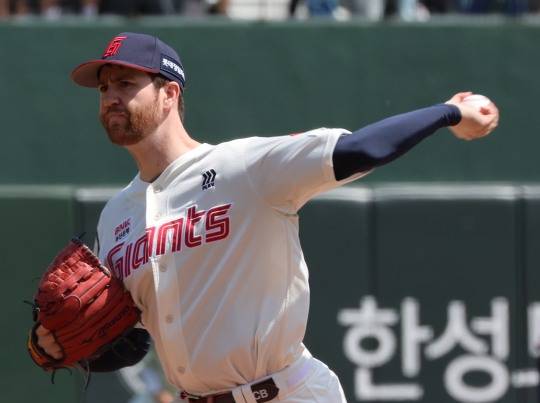롯데가 버린 찰리 반즈, 신시내티와 마이너리그 계약...MLB 복귀 도전