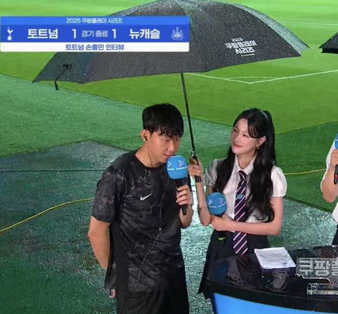 여자가 우산 들게한 죄! '韓 레전드' 손흥민, 대역죄인 됐다…토트넘과 아름다운 이별→이면엔 비매너 인터뷰 논란