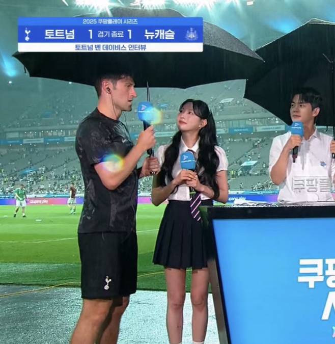 여자가 우산 들게한 죄! '韓 레전드' 손흥민, 대역죄인 됐다…토트넘과 아름다운 이별→이면엔 비매너 인터뷰 논란