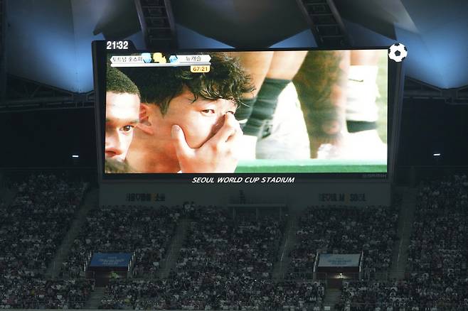 여자가 우산 들게한 죄! '韓 레전드' 손흥민, 대역죄인 됐다…토트넘과 아름다운 이별→이면엔 비매너 인터뷰 논란