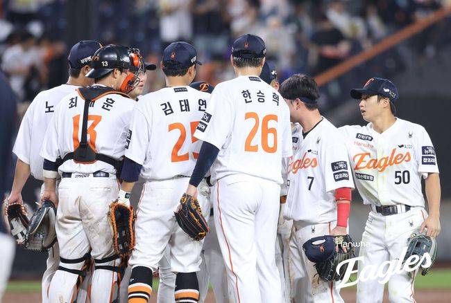또 역전당할 뻔했는데…최재훈 레이저빔 3루 견제사, 하루 만에 1위 탈환한 한화