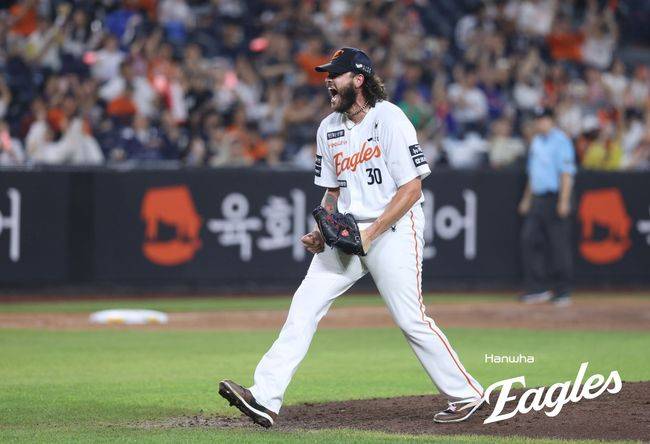 '개막 14연승' 폰세 또 이겼다, 한화 1위 탈환…김서현 연이틀 난조, KT 추격 뿌리치고 '진땀승' [대전 리뷰]