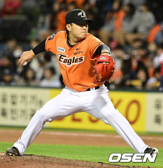 '또 충격 역전패' 한화 철벽 불펜 지쳤는데…죽으란 법 없다, 군대서 '46홀드' 지원군 온다