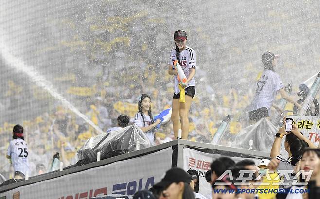 '이럴수가' 1만7천석 한화가 2만석 KIA보다 관중이 많다니... '쾌속질주' 오늘 900만명 돌파. 작년 800만명보다도 빠르다[SC 포커스]
