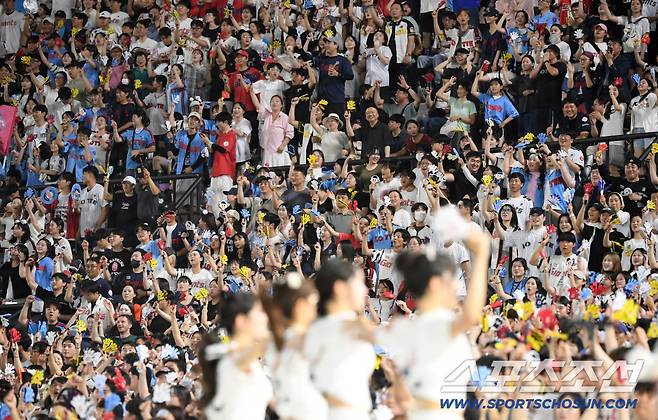 '이럴수가' 1만7천석 한화가 2만석 KIA보다 관중이 많다니... '쾌속질주' 오늘 900만명 돌파. 작년 800만명보다도 빠르다[SC 포커스]