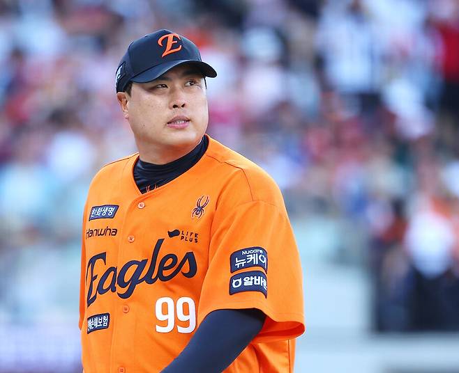 “한국 투수들 일제히 해고” 日 언론도 충격 받았다… 씁쓸한 현주소, 류현진 다음은 없나