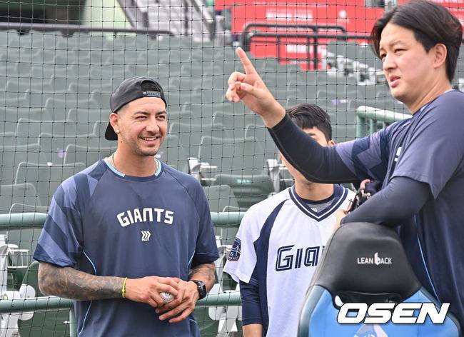 롯데 새 외국인 투수 빈스 벨라스케즈, 사직야구장 깜짝 방문… 롯데는 가을야구 향한 본격 준비 [이석우의 마!]