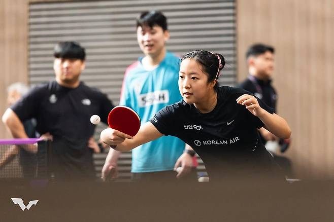 탁구 신유빈, 한일 간판 대결서 하리모토에 2-3 석패…32강 탈락