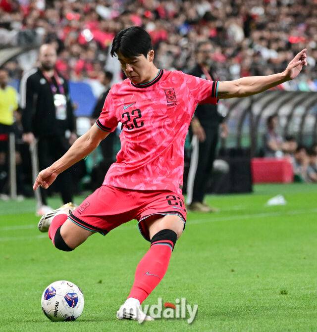 '韓 국대 풀백' 바이아웃 단돈 90억! 즈베즈다가 '꽁꽁' 숨기는 이유...