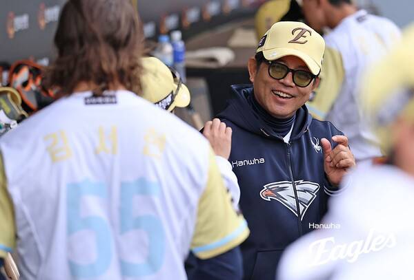 '8월 ERA 최하위' 한화 불펜...양상문 코치
