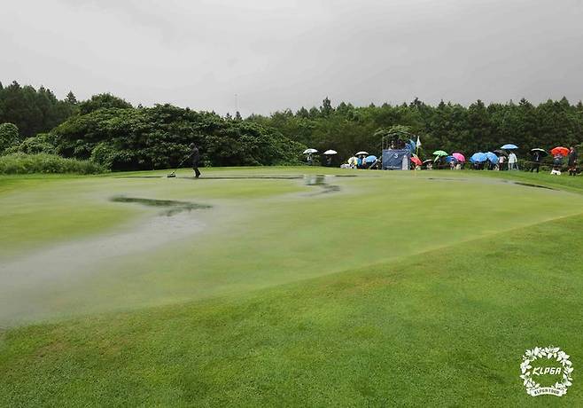 제주에 쏟아진 비…KLPGA 삼다수 마스터스, 강우로 3R 일시 중단