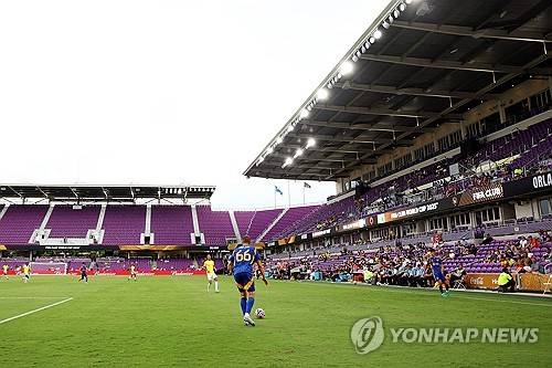 손흥민이 '군대식' 전투 축구? 미국선 '이런 경기' 뛴다…함박눈 속 '오렌지볼' 차고 뛰어야