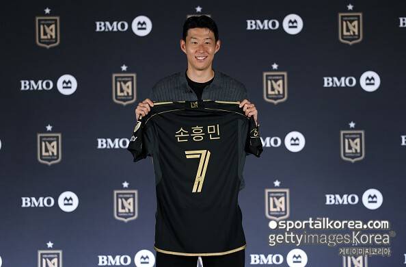 '손흥민 참 잘나갔다!' 모두가 우는데 '딱 한 명'만 웃고 있다...