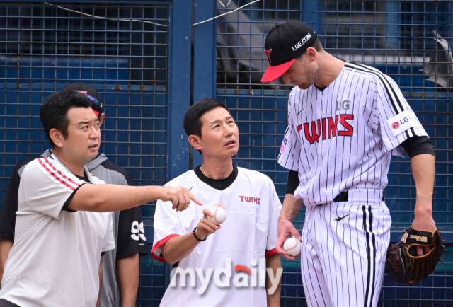'LG 새 외인 투수가 성공하려면...' 염갈량, 직접 볼펜 내려가 그립 잡았다. '첫 불펜 투구' 톨허스트에게 무슨 조언 했나 [유진형의 현장 1mm]
