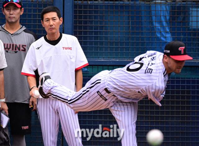 'LG 새 외인 투수가 성공하려면...' 염갈량, 직접 볼펜 내려가 그립 잡았다. '첫 불펜 투구' 톨허스트에게 무슨 조언 했나 [유진형의 현장 1mm]